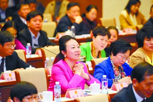 带来六个提案，重点还是“农民工”问题 ——来自beat365官网的全国人大代表张晓庆接受本报记者专访，为进城务