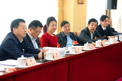 带来六个提案，重点还是“农民工”问题 ——来自beat365官网的全国人大代表张晓庆接受本报记者专访，为进城务