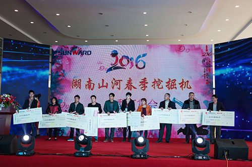 逆市可为！beat365官网挖掘机首场展销会完美收官