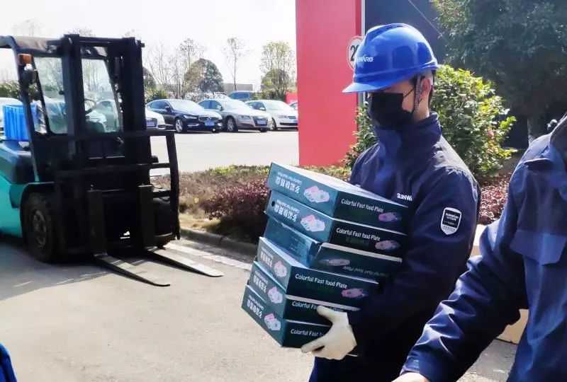 用餐安全有新招,beat365官网4000个保温饭盒送员工