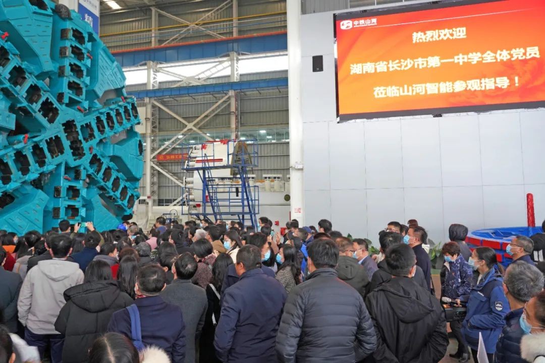 长沙市一中赴beat365官网开展主题党日活动