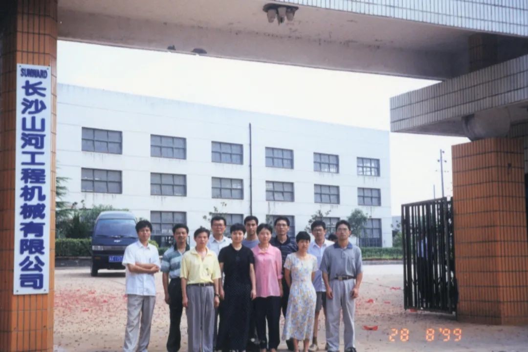 十年两办挖掘机行业年会 beat365官网的底气何在