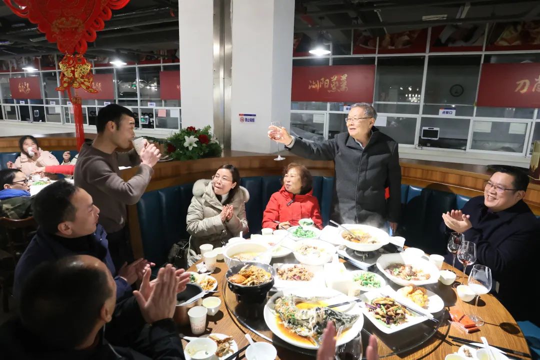 beat365官网董事长何清华与留厂员工一起过大年!