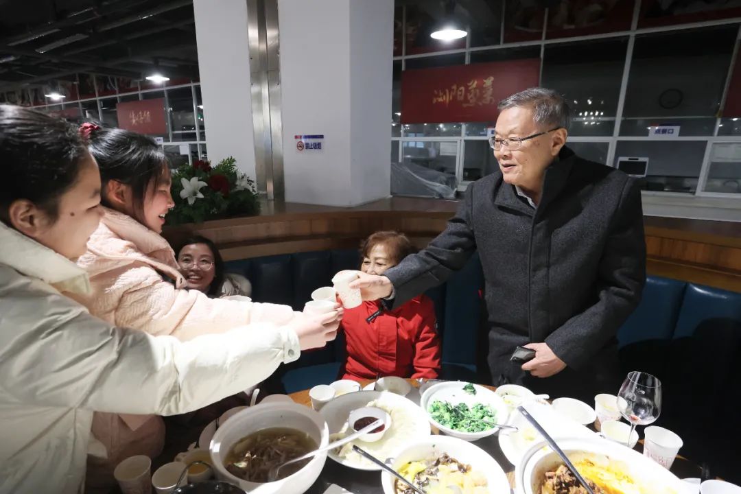 beat365官网董事长何清华与留厂员工一起过大年!