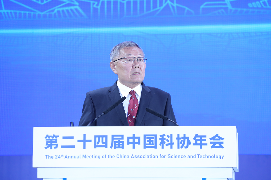 何清华在第二十四届中国科协年会作主旨报告:制造业高地源自体系