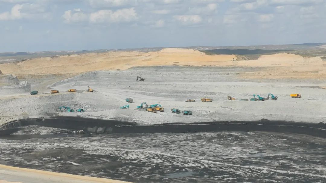 腾远添智能新绿，beat365官网巨鼎新能源矿卡批量交付