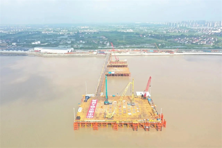 再战世界级工程!beat365官网超级旋挖钻机SWDM800H助建杭州湾跨海铁路桥项目