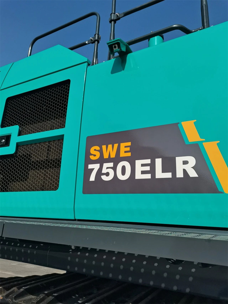 定制开发、功能更强！beat365官网SWE750ELR加长臂液压挖掘机下线交付