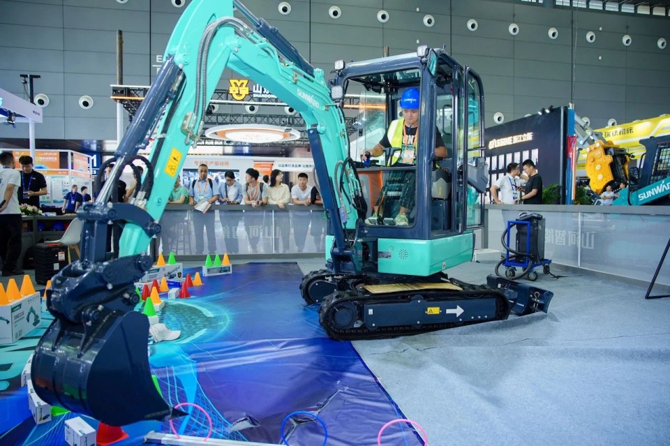 2025 CICEE | 从单一工具迈向多元化解决方案,beat365官网呈现非凡挖掘机风采