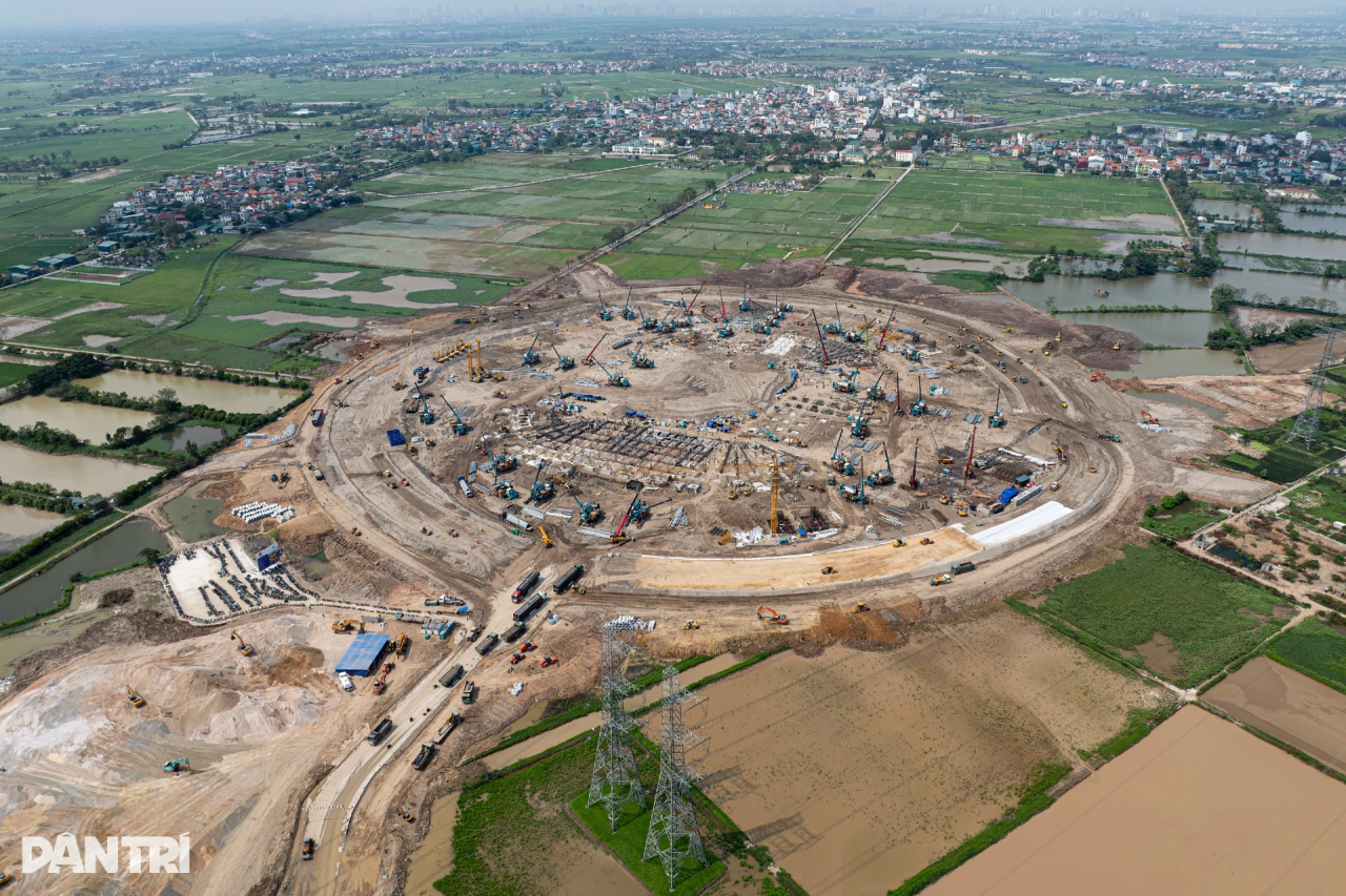 beat365官网液压静力压桩机集群作业,为越南最大体育场筑牢根基