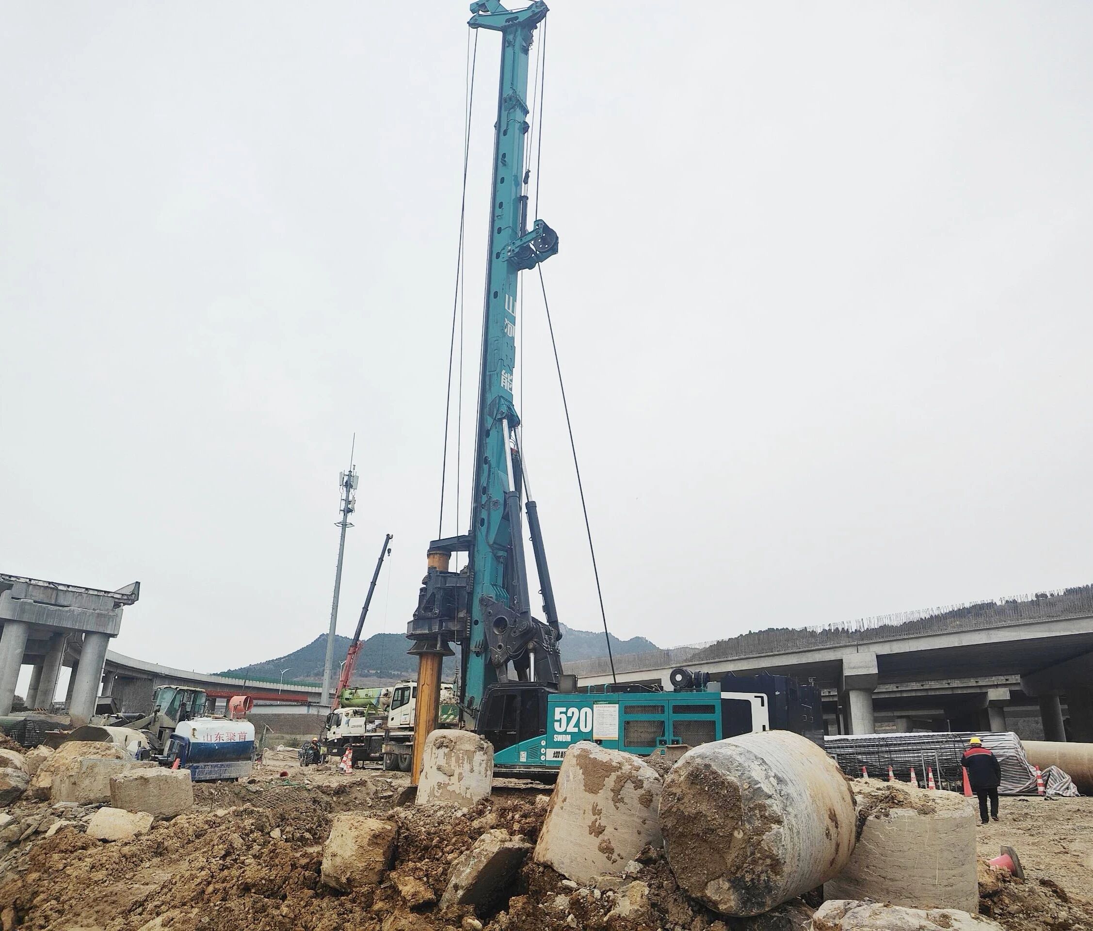 “亮剑”济南绕城改扩建项目,beat365官网增程式电动旋挖钻机高效入岩受好评