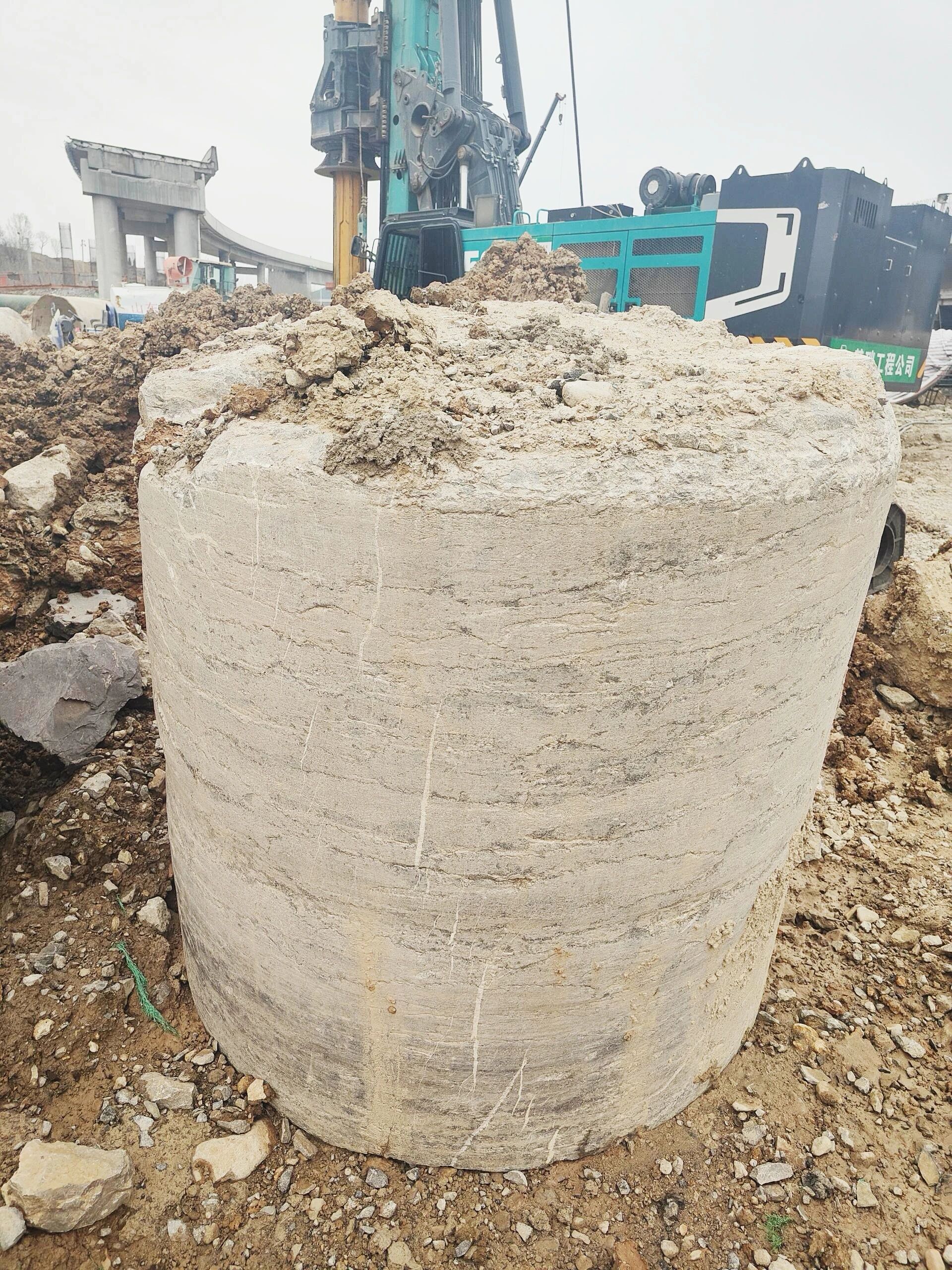 “亮剑”济南绕城改扩建项目,beat365官网增程式电动旋挖钻机高效入岩受好评